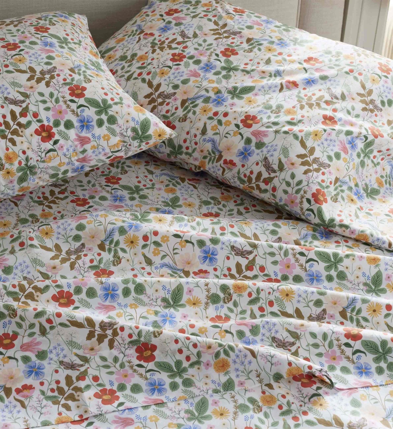Cloverpaperco™ - Percale Fitted Sheet - Strawberry Fields White