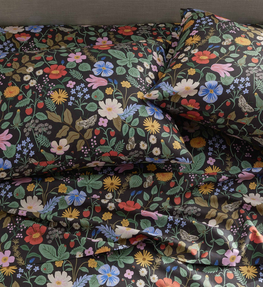 Cloverpaperco™ - Percale Sheet Set - Strawberry Fields Black
