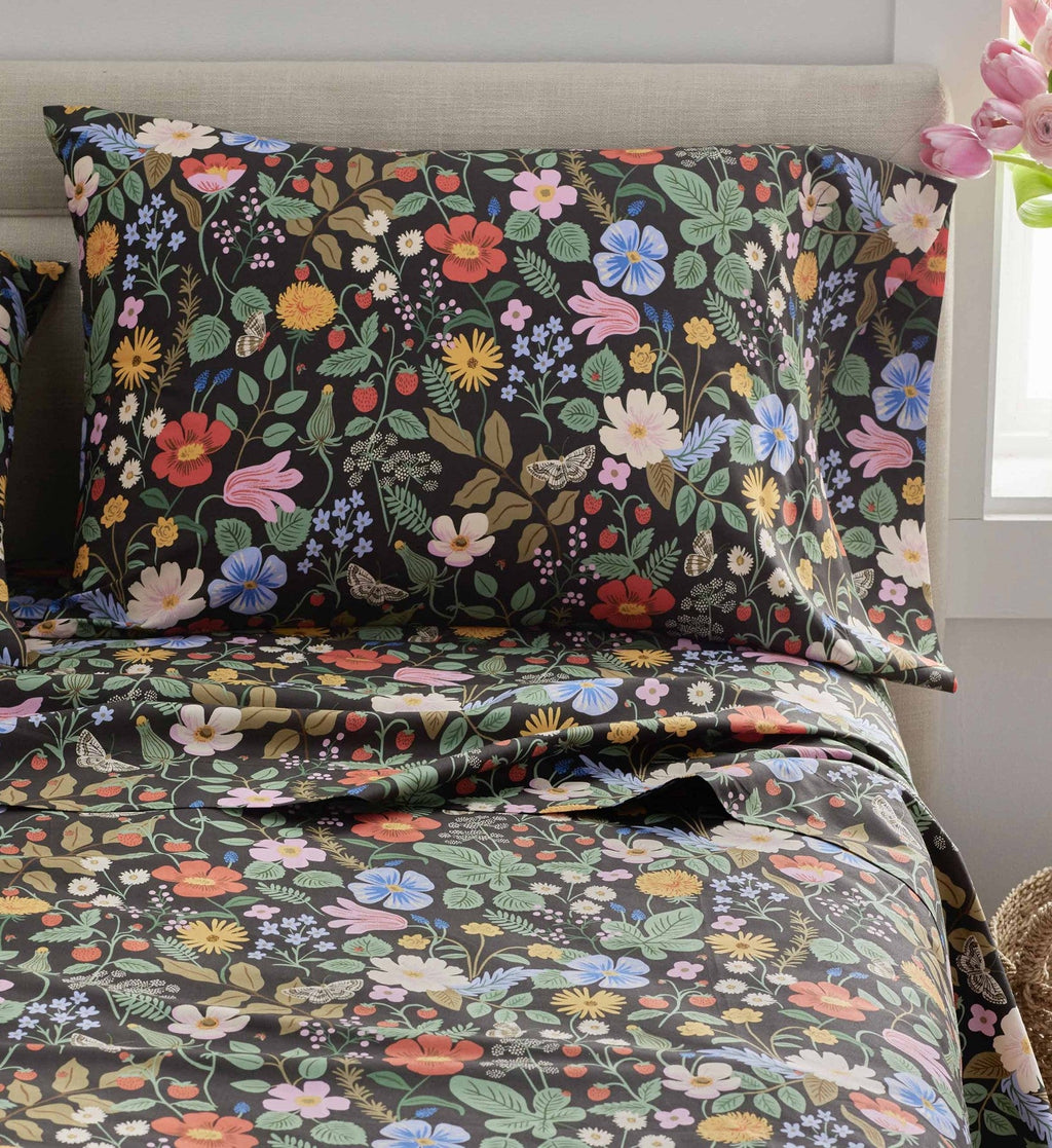 Cloverpaperco™ - Percale Sheet Set - Strawberry Fields Black