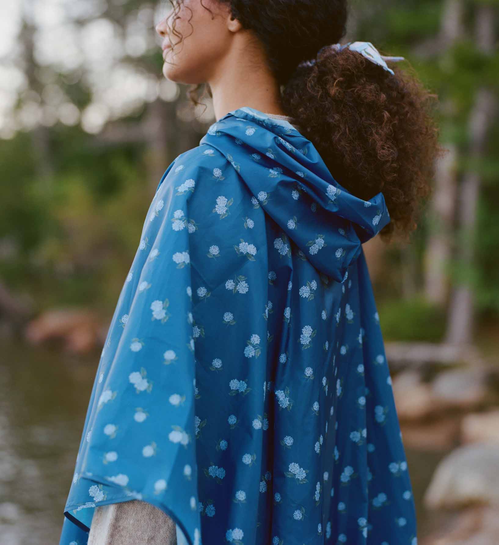 Cloverpaperco™ - Packable Rain Poncho - Ditsy Hydrangea